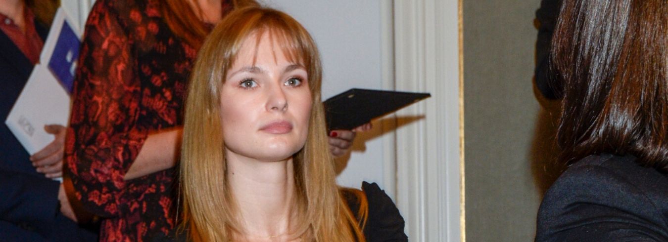 Żona Piotra Adamczyka, Karolina Szymczak, miała wypadek. Pokazała rękę na temblaku.
