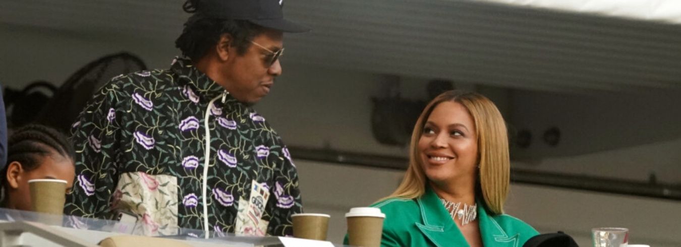 Beyonce i Jay-Z nie wstali podczas odśpiewania hymnu na Super Bowl 2020. Internauci są wściekli