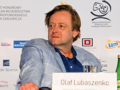 Olaf Lubaszenko – reżyser kultowej komedii Chłopaki nie płaczą. Wiek, wzrost, waga, Instagram, kariera, żona, dzieci